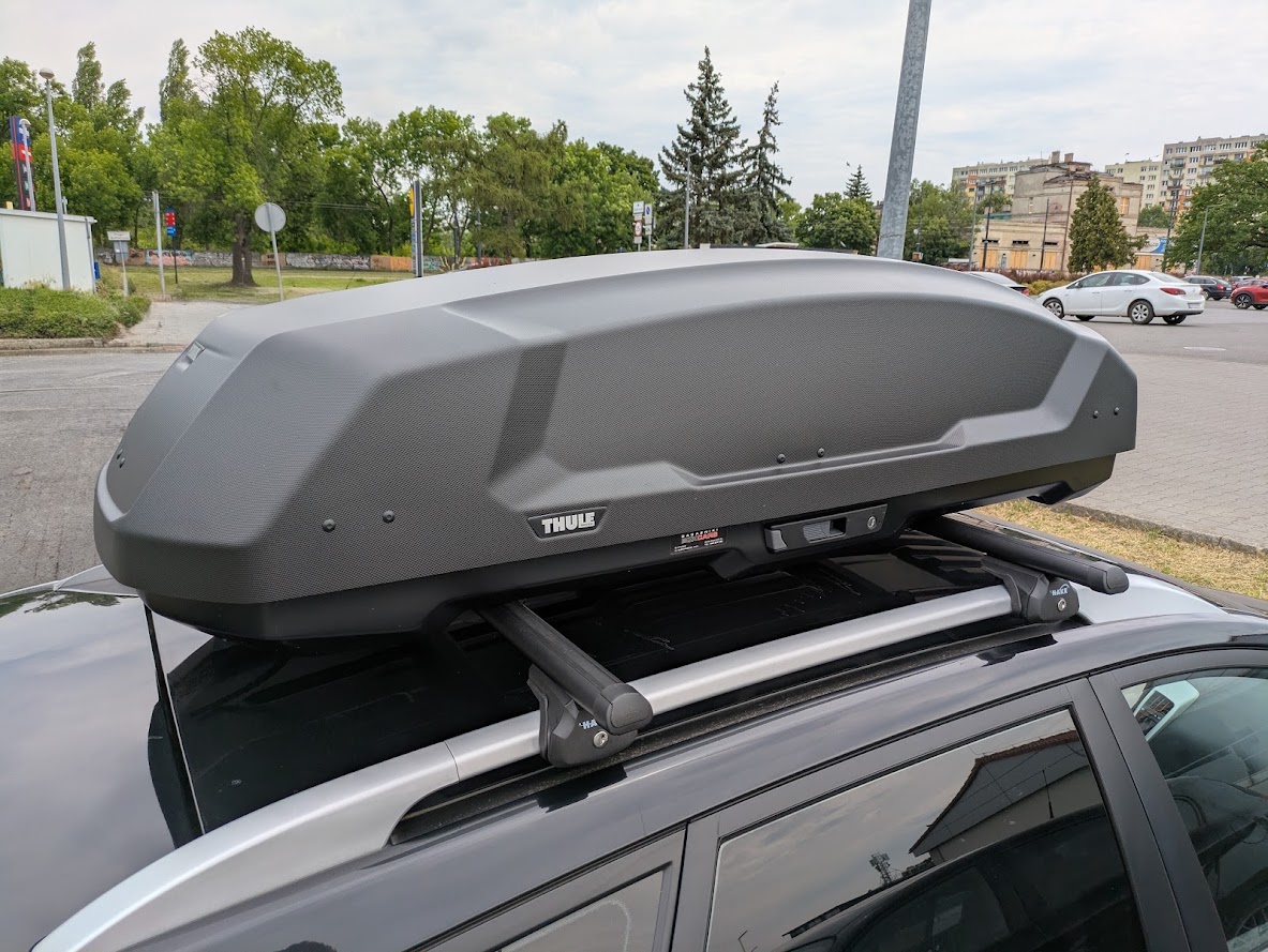 Montaż boxa dachowego Thule Force 3 M na Kia Ceed SW kombi z relingami